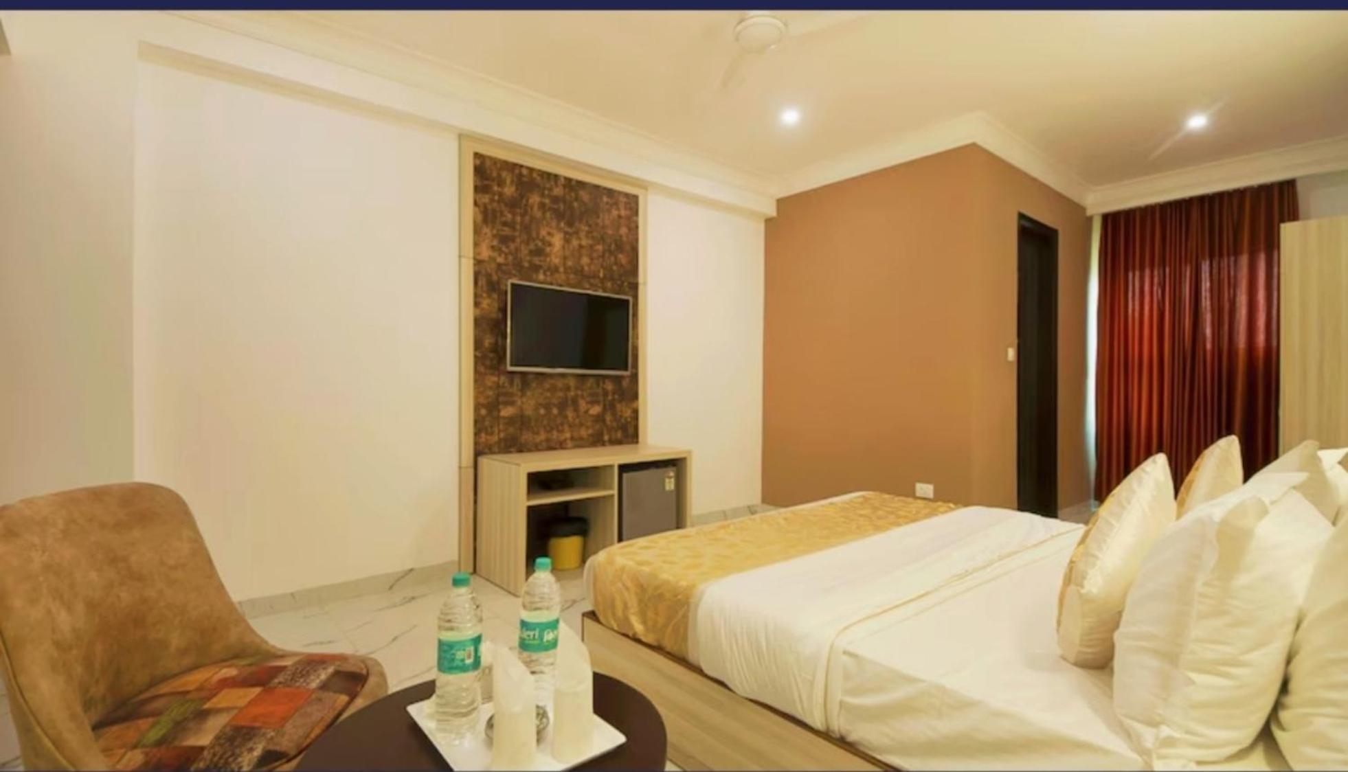 Hotel Almora Inn - Near By Delhi International Airport - With Free Airport Pickup And Drop นิวเดลี ภายนอก รูปภาพ