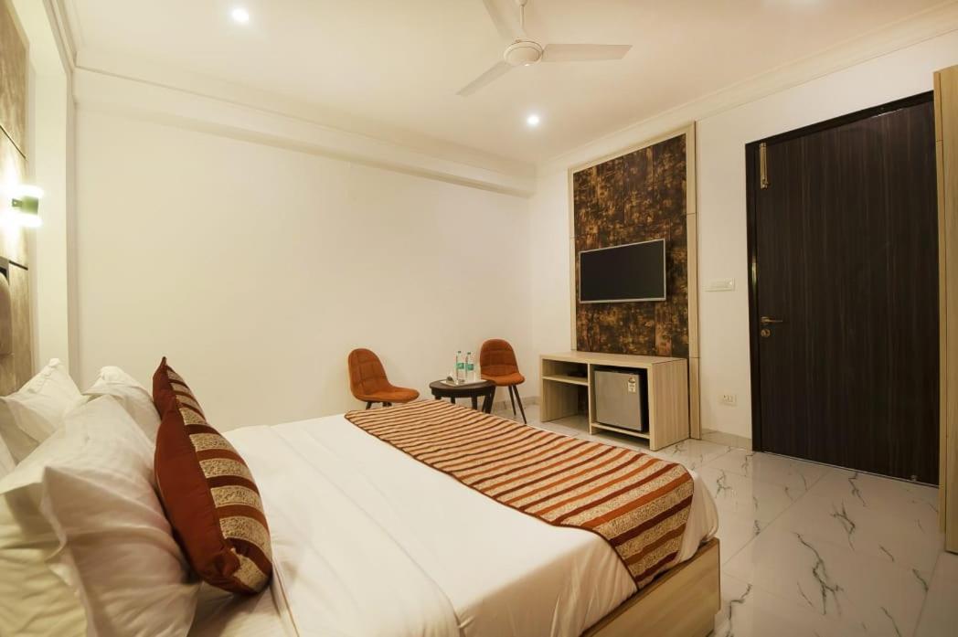 Hotel Almora Inn - Near By Delhi International Airport - With Free Airport Pickup And Drop นิวเดลี ภายนอก รูปภาพ