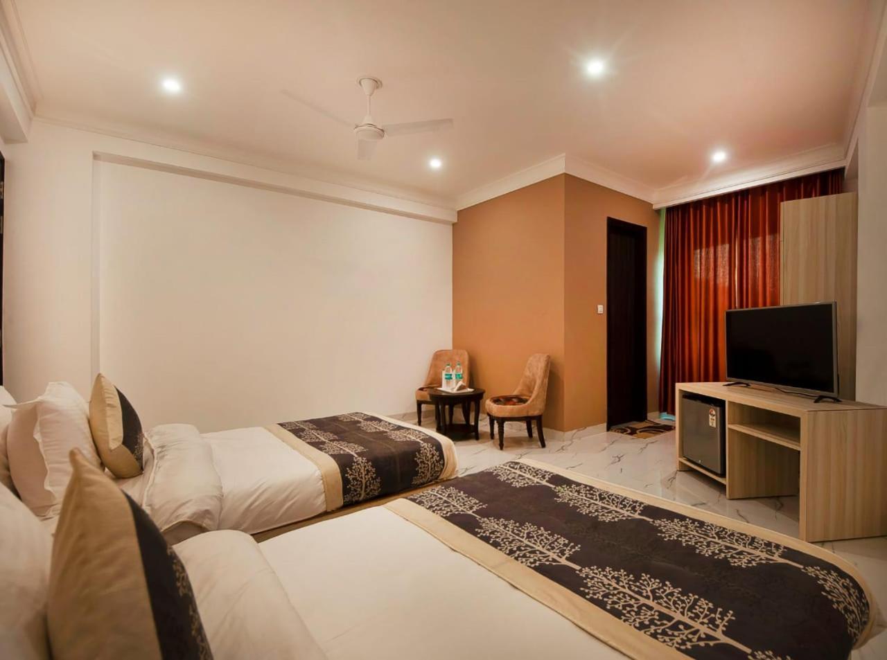 Hotel Almora Inn - Near By Delhi International Airport - With Free Airport Pickup And Drop นิวเดลี ภายนอก รูปภาพ